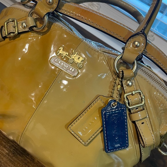 COACH SOPHIA Mustard PATENT LEATHER 15921 W/ REMOVABLE SHOULDER STRAP - Picture 2 of 11